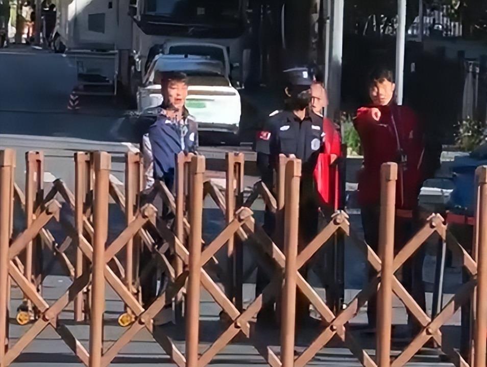 Góc Nhìn OKVIP: Thật không ngờ, sau khi vụ báo cảnh sát liên tục leo thang, HLV trưở